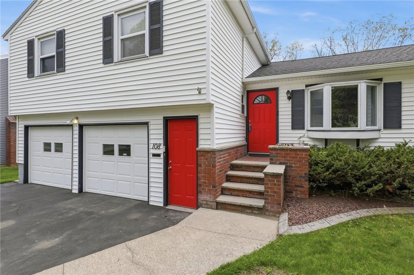 Welcome to effortless living in East Irondequoit, just moments - photo 4