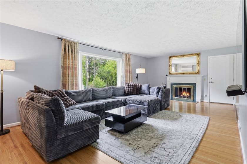Welcome to effortless living in East Irondequoit, just moments - photo 5
