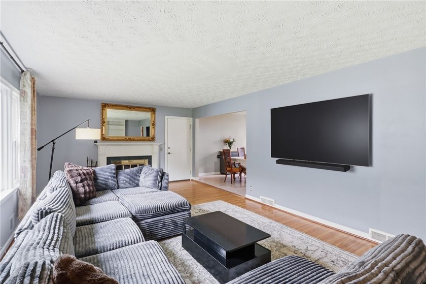 Welcome to effortless living in East Irondequoit, just moments - photo 8