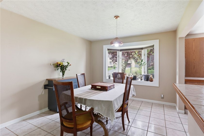 Welcome to effortless living in East Irondequoit, just moments - photo 9