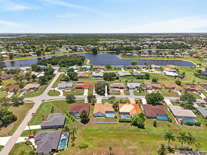 Contemporary style defines this recently remodeled 3 bedroom, 3 - photo 31