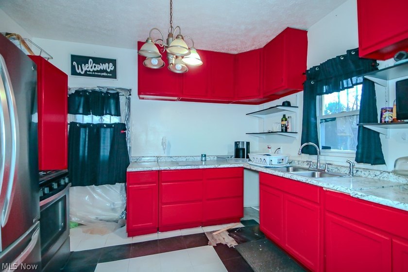 Welcome to this updated Colonial offering over 1,500 square feet - photo 4