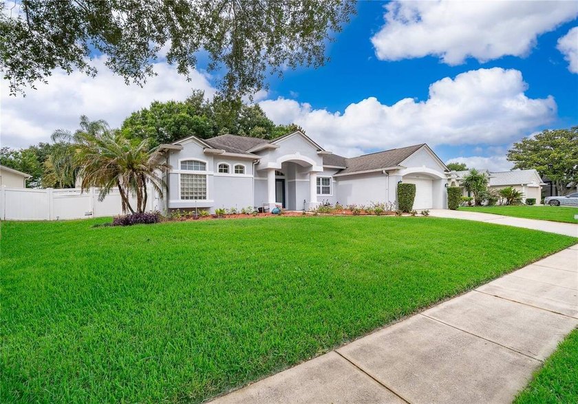 Under contract-accepting backup offers. Welcome to this - photo 4