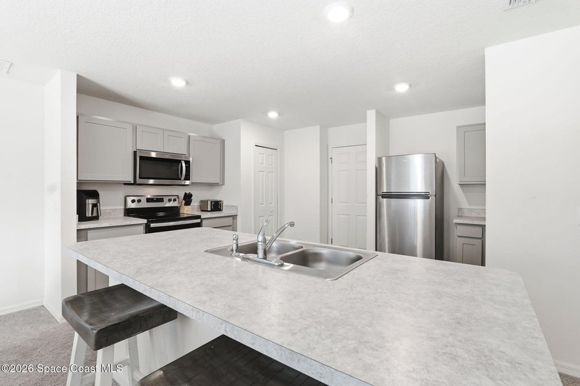 Welcome home to this beautifully designed 4 bedroom, 2 bathroom - photo 6