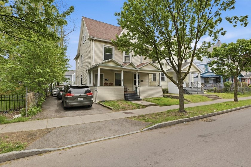 Spacious up-and-down two-family property in a highly accessible - photo 2