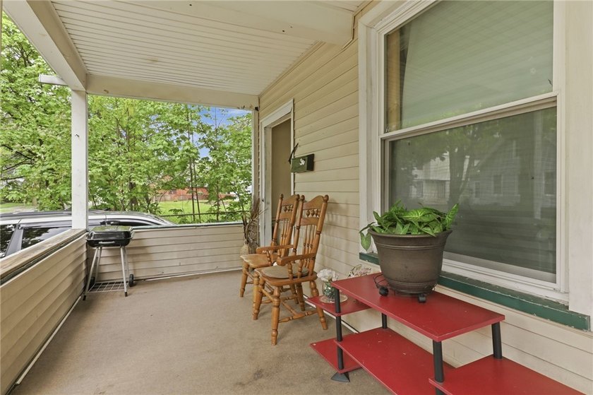 Spacious up-and-down two-family property in a highly accessible - photo 3