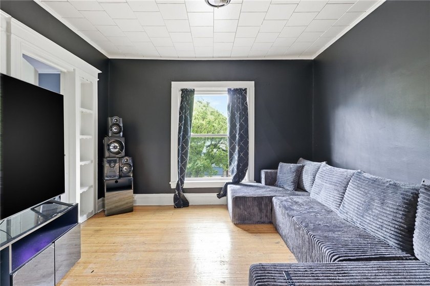 Spacious up-and-down two-family property in a highly accessible - photo 7