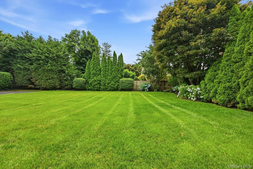 Welcome to 11 Cliftwood Drive, located in one of Huntington's - photo 24