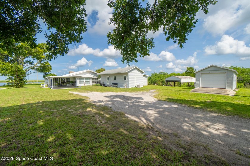 Very unique home with waterfront on 3 sides. Price reduced 400k - photo 4