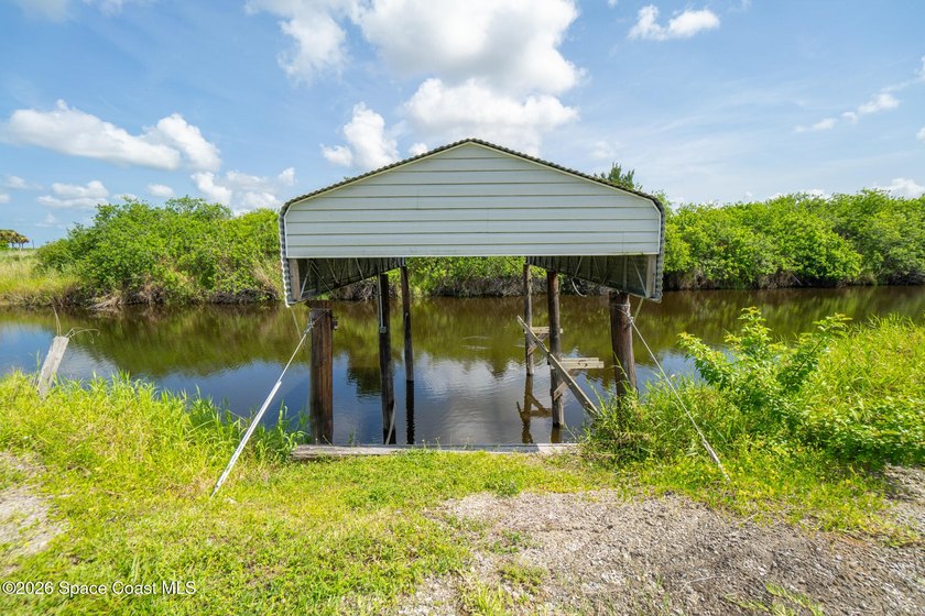 Very unique home with waterfront on 3 sides. Price reduced 400k - photo 7