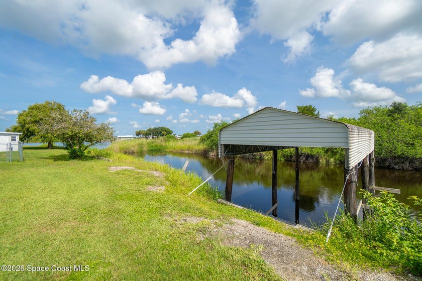 Very unique home with waterfront on 3 sides. Price reduced 400k - photo 8