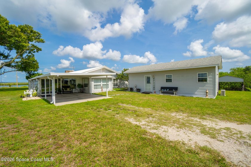 Very unique home with waterfront on 3 sides. Price reduced 400k - photo 9