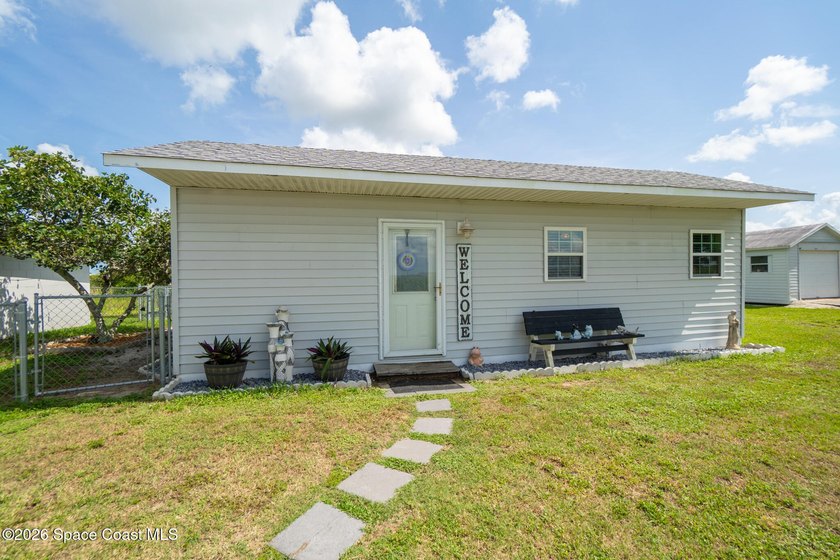 Very unique home with waterfront on 3 sides. Price reduced 400k - photo 10