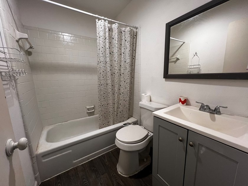 Charming 3BR/2B home with an open concept living area, cozy - photo 11