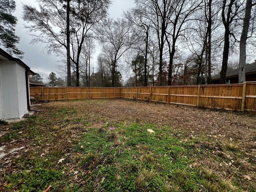 Charming 3BR/2B home with an open concept living area, cozy - photo 20