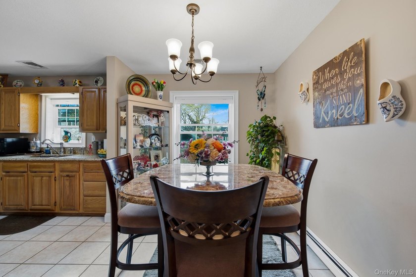 Beautifully Maintained, 3 Bedrooms, 2 Bathroom Ranch with - photo 12