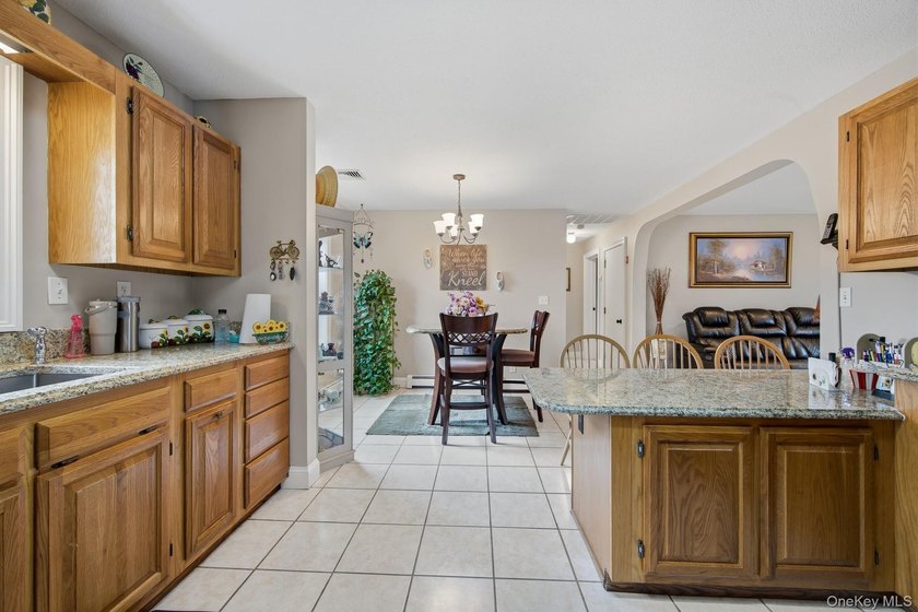 Beautifully Maintained, 3 Bedrooms, 2 Bathroom Ranch with - photo 13