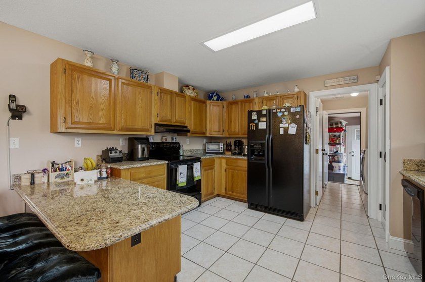Beautifully Maintained, 3 Bedrooms, 2 Bathroom Ranch with - photo 14
