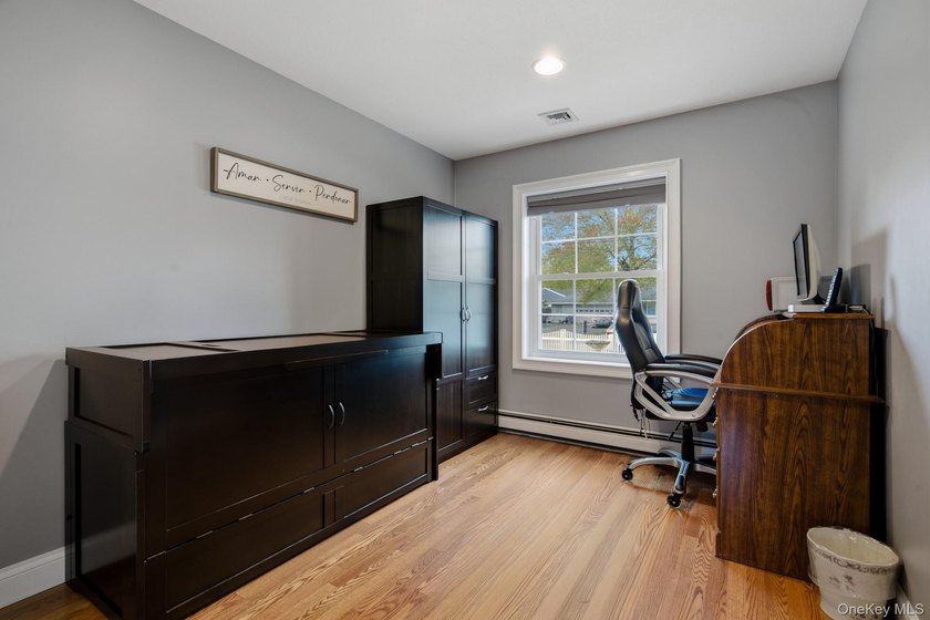 Beautifully Maintained, 3 Bedrooms, 2 Bathroom Ranch with - photo 19