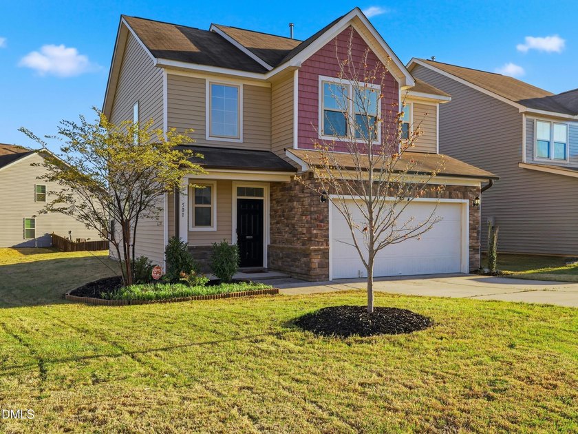 Open and inviting 3-bedroom, 2.5 bath home located on a corner - photo 3