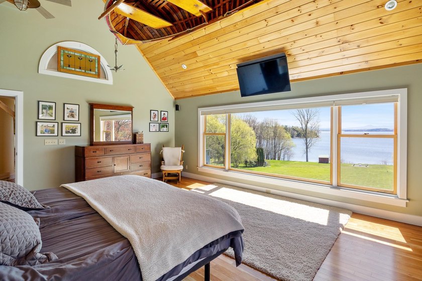 A private Vermont lakefront retreat without sacrificing access - photo 36