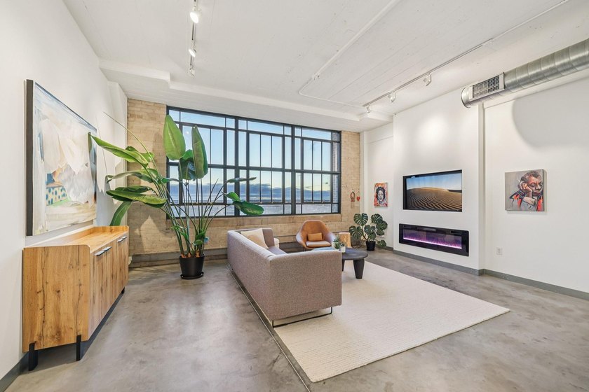 Amazing historic loft featuring soaring ceilings, oversized - photo 2