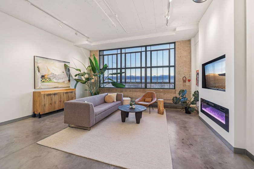 Amazing historic loft featuring soaring ceilings, oversized - photo 3