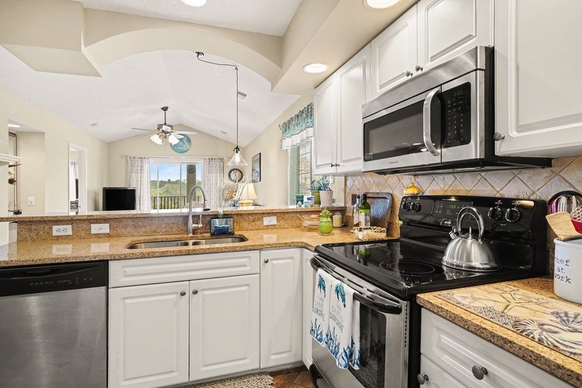 Turn-key 2BR/2BA end unit condo with stunning Intracoastal - photo 12