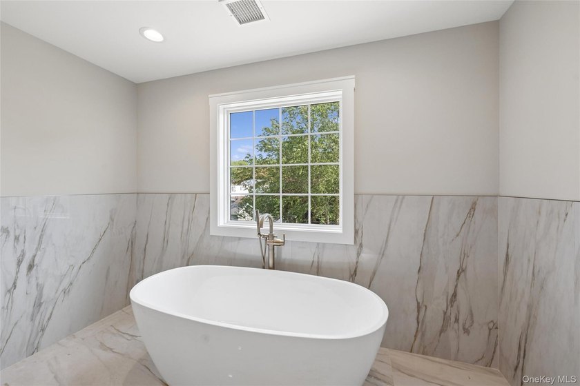 Brand-New Custom Colonial in the Heart of Merrick - Move-In - photo 32