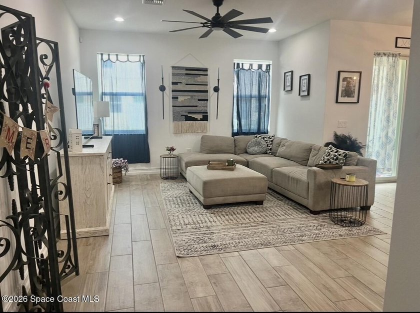 Shows like NEW very desirable 3 bedroom 2.5 bathroom spacious - photo 2
