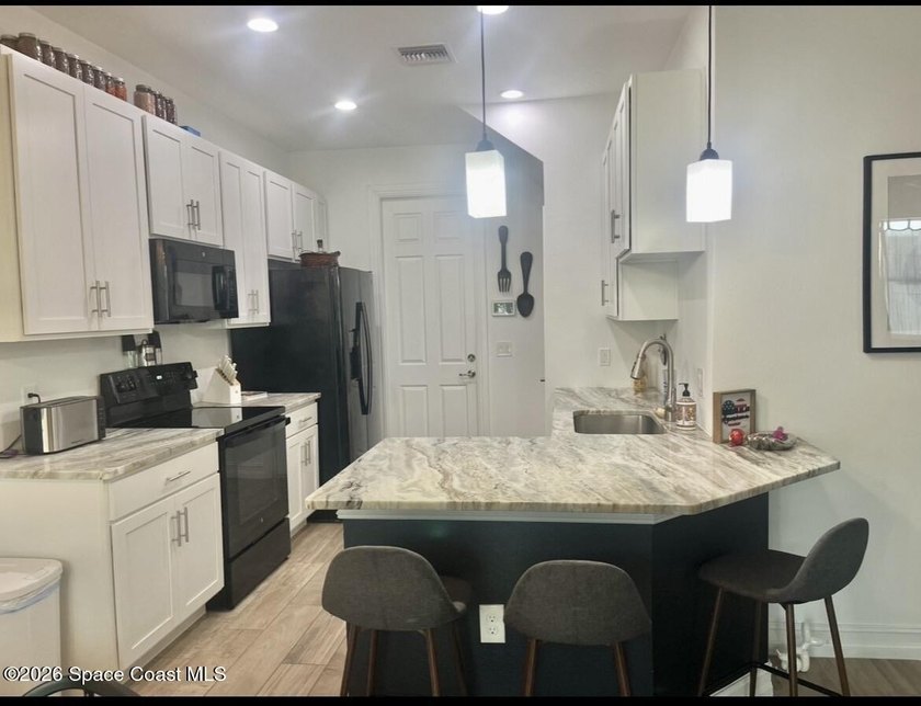 Shows like NEW very desirable 3 bedroom 2.5 bathroom spacious - photo 4
