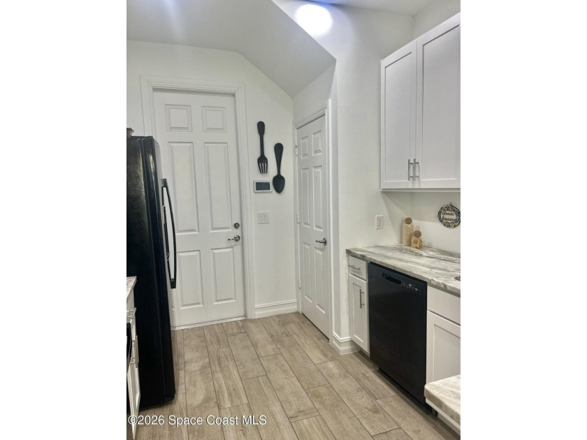 Shows like NEW very desirable 3 bedroom 2.5 bathroom spacious - photo 5