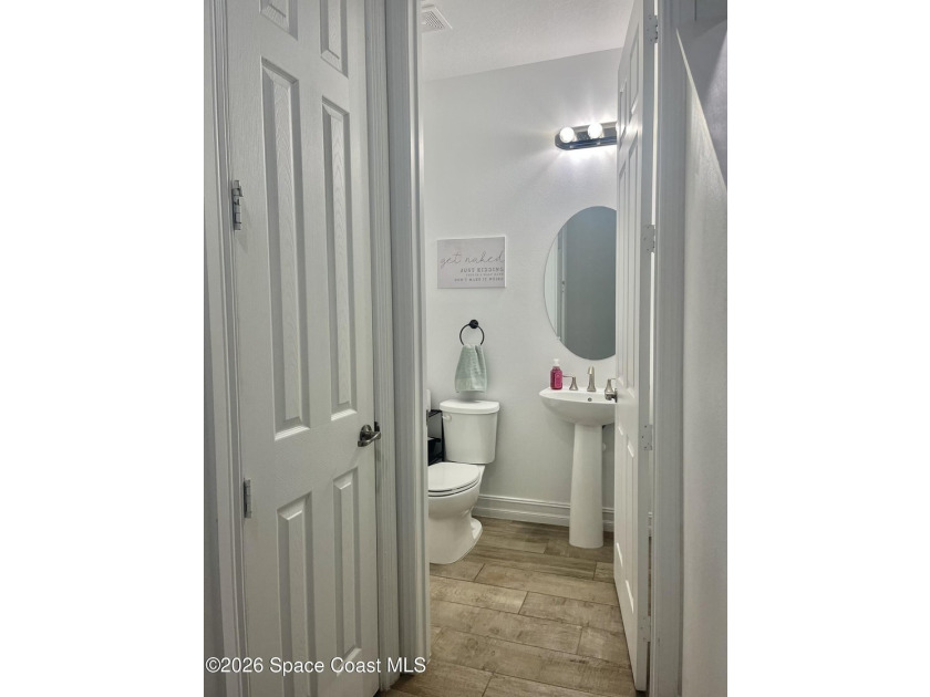 Shows like NEW very desirable 3 bedroom 2.5 bathroom spacious - photo 7