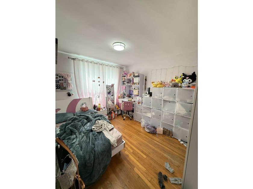Large ~1200SF bright and airy top floor coop apartment in heart - photo 8