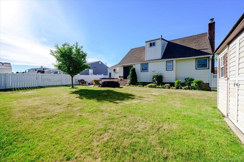 Classic Cape Cod charm meets exceptional versatility in this - photo 23