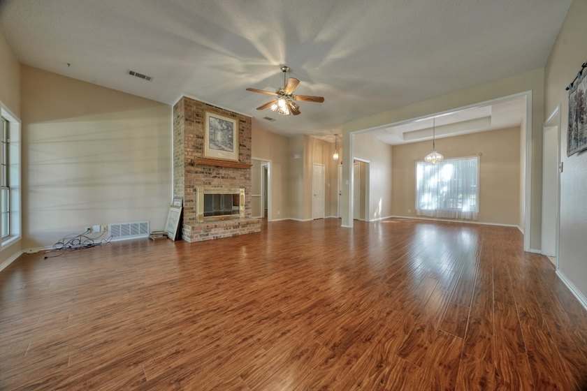 Welcome home to this beautiful 3-bedroom, 2-bathroom retreat - photo 4