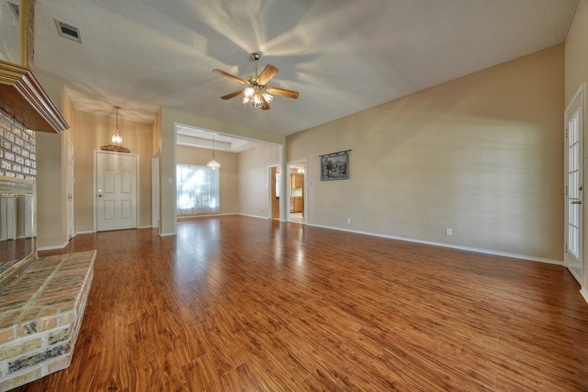 Welcome home to this beautiful 3-bedroom, 2-bathroom retreat - photo 5