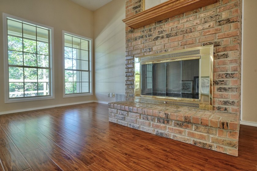 Welcome home to this beautiful 3-bedroom, 2-bathroom retreat - photo 6