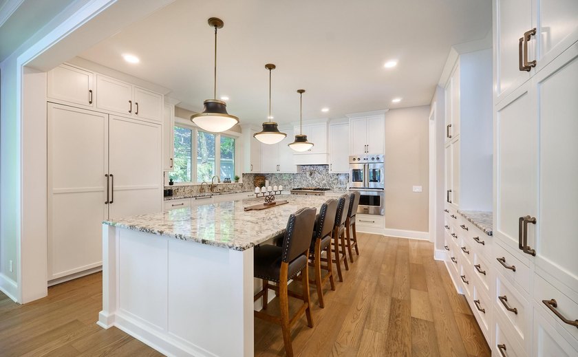 Experience Lake Minnetonka luxury in this like-new end-unit - photo 4