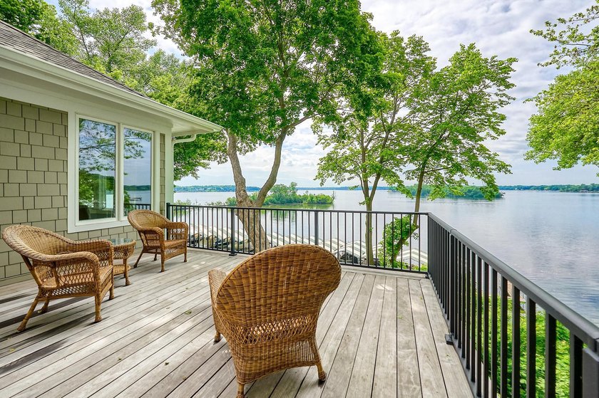 Experience Lake Minnetonka luxury in this like-new end-unit - photo 6