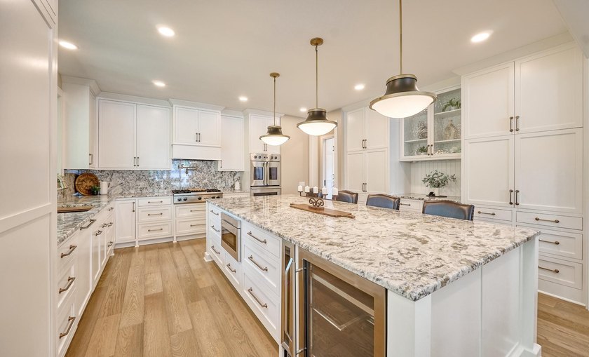 Experience Lake Minnetonka luxury in this like-new end-unit - photo 9