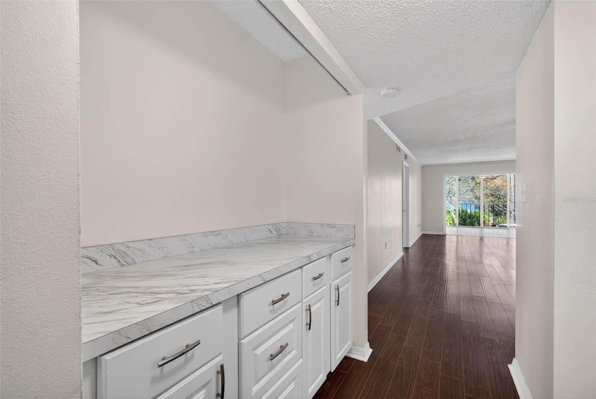 Welcome to easy first-floor living in this bright corner unit - photo 4