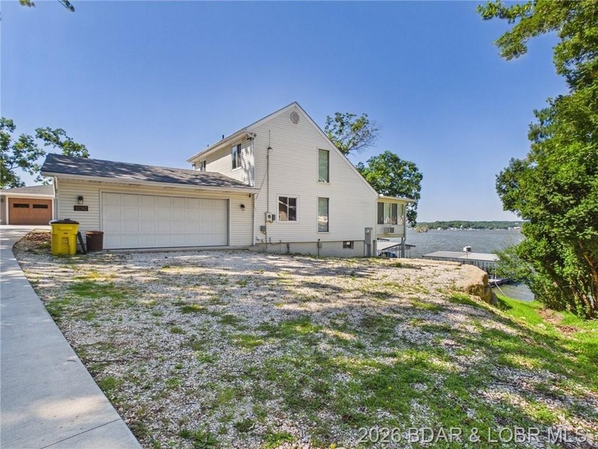 ***MOTIVATED SELLERS*** Lake living is easy in this beautiful - photo 11