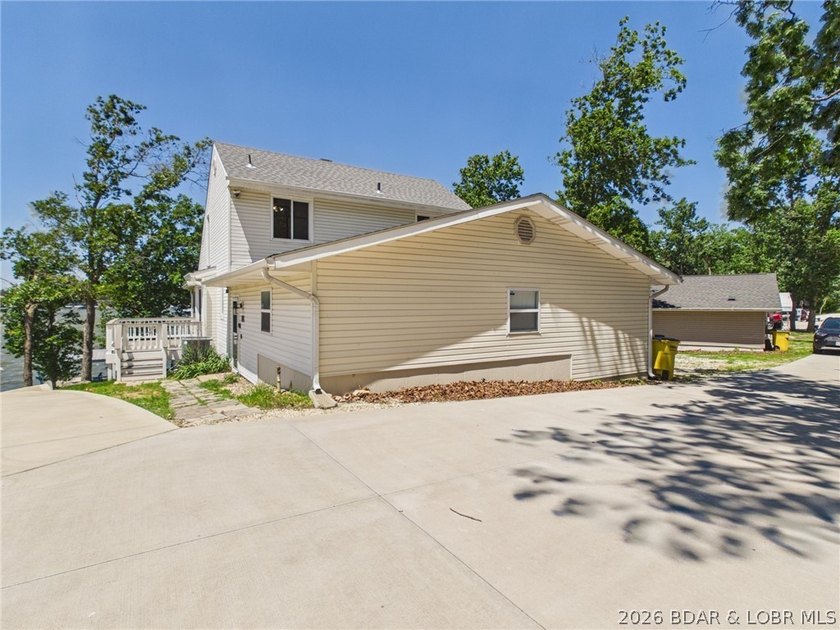 ***MOTIVATED SELLERS*** Lake living is easy in this beautiful - photo 13