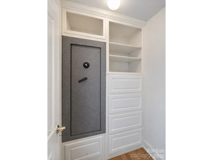 Hard to find and highly sought after - this all-brick, 2-story - photo 32