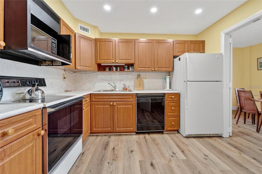 Rare 12th-Floor Corner Penthouse with Panoramic Sunrise &amp; Sunset - photo 11