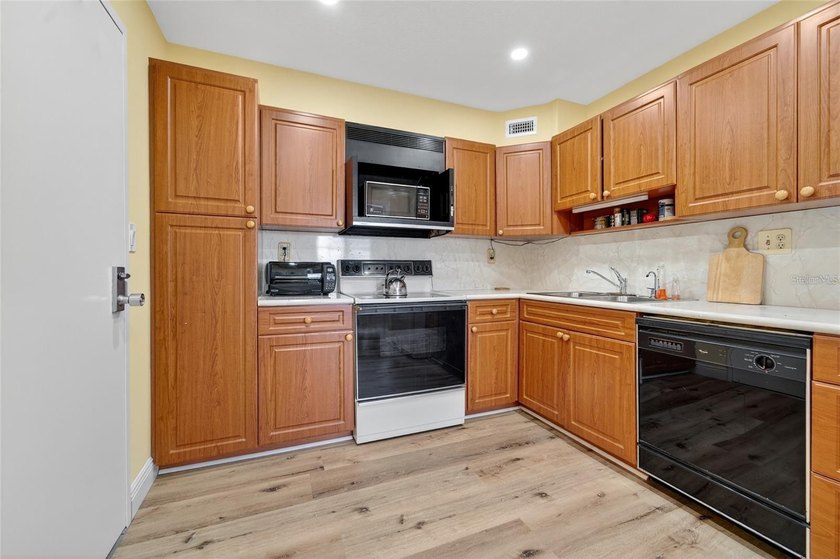 Rare 12th-Floor Corner Penthouse with Panoramic Sunrise &amp; Sunset - photo 12