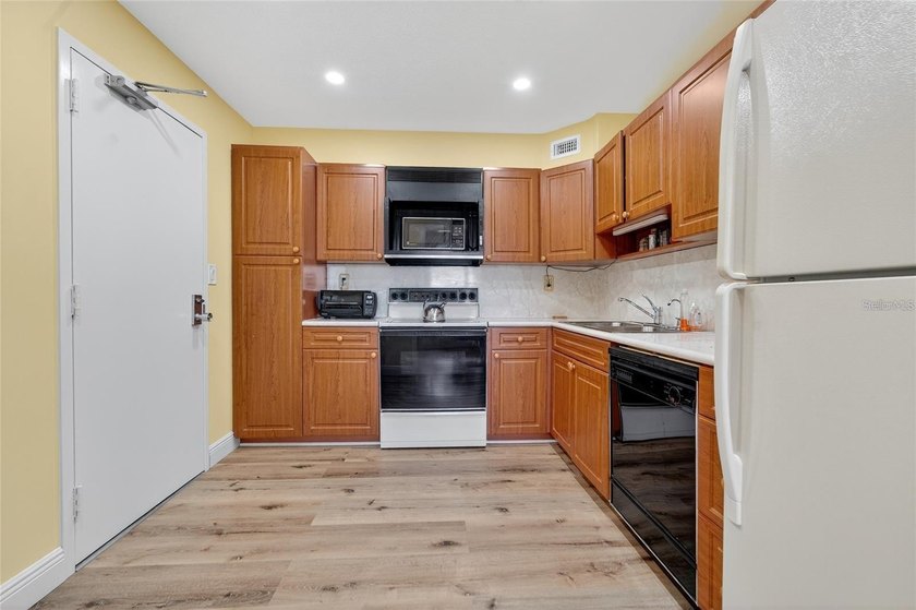 Rare 12th-Floor Corner Penthouse with Panoramic Sunrise &amp; Sunset - photo 13