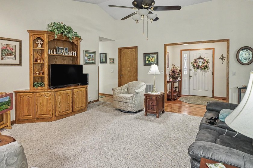 Easy Living in this 3 bedroom 2 bath home. Laminate flooring - photo 11
