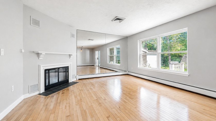 This bright and lovely 3-bedroom, 2.5 bathroom condo offers the - photo 12